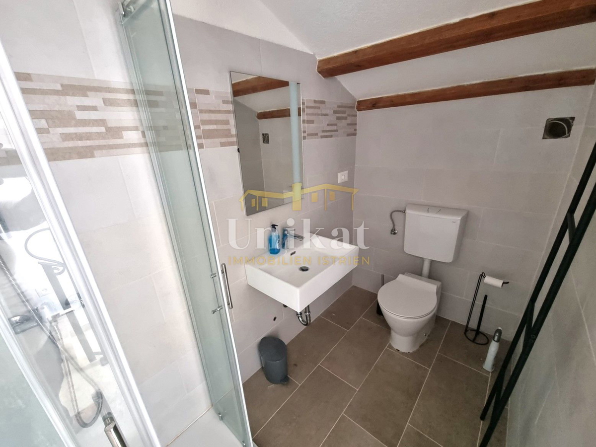 Renovirana kamnita hiša s bazenom 3 km od morja